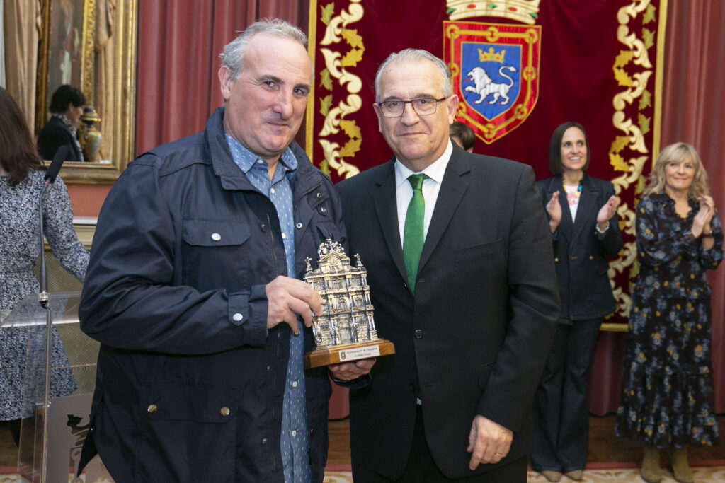 El Ayuntamiento de Pamplona felicita a la escuela de Saltoki Trikideak por el reconocimiento como escuela Oro concedido por la Federación Española de Triatlón